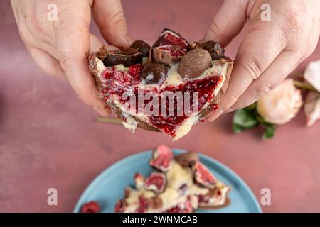 Uovo di Pasqua al cioccolato ripieno di tartufo brasiliano bianco e marmellata di lamponi, con spalmazione franui 14. Foto Stock