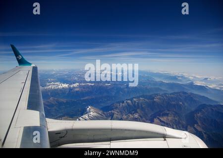 TORINO, ITALIA - 13 settembre 2019: Veduta aerea sopra le nuvole da un aereo che sorvola le Alpi svizzere, con cime ricoperte di neve e un fiume Foto Stock