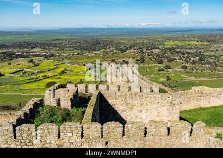 Mura del castello medievale di Trujillo con il paesaggio montuoso sullo sfondo, la Spagna. Foto Stock