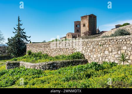 Mura medievali in pietra che circondano il castello della monumentale città di Trujillo, Spagna. Foto Stock