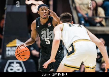 West Lafayette, Indiana, Stati Uniti. 2 marzo 2024. La Guardia dei Michigan State Spartans tre HOLLOMAN (5) richiama la giocata durante la partita di basket NCAA menÃs tra i Michigan State Spartans e i Purdue Boilermakers, sabato 2 marzo 2024, alla Mackey Arena di West Lafayette, Ind (Credit Image: © David Wegiel/ZUMA Press Wire) SOLO PER USO EDITORIALE! Non per USO commerciale! Foto Stock