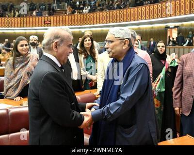 (240303) -- ISLAMABAD, 3 marzo 2024 (Xinhua) -- questa foto rilasciata dal Dipartimento di informazione stampa pakistano (PID) mostra l'incontro del neoeletto primo ministro Shahbaz Sharif (L) con l'ex presidente pakistano Asif Ali Zardari presso il Parlamento di Islamabad, capitale del Pakistan il 3 marzo 2024. Shahbaz Sharif, il candidato congiunto di un'alleanza guidata dalla Lega musulmana pakistana Nawaz (PML-N), è stato eletto come ventiquattresimo primo ministro del Pakistan in un sondaggio tenuto domenica dall'Assemblea nazionale o dalla camera bassa del parlamento, ha detto il presidente della camera. (PID/handout tramite Xinhua) Foto Stock