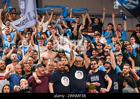 Napoli, Italia. 3 marzo 2024. I tifosi del GE.vi Napoli Basket mostrano che la Coppa Italia ha vinto la finale di altezza durante la serie A della partita del Campionato italiano di pallacanestro LBA GE.vi Napoli vs Nutribullet Trevio al PalaBarbuto - Napoli (Na), 3 marzo 2024 credito: Independent Photo Agency/Alamy Live News Foto Stock