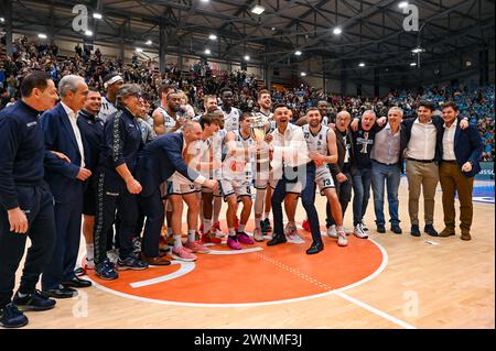 Napoli, Italia. 3 marzo 2024. Il Team GE.vi Napoli Basket mostra che la Coppa Italia ha vinto la finale altezza 2024 durante la serie A del match del Campionato italiano di pallacanestro LBA GE.vi Napoli vs Nutribullet Trevio al PalaBarbuto - Napoli (Na), 3 marzo 2024 Credit: Independent Photo Agency/Alamy Live News Foto Stock