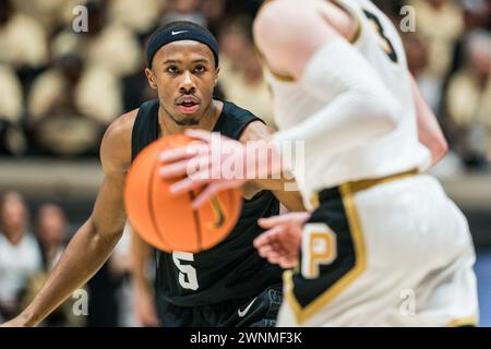 West Lafayette, Indiana, Stati Uniti. 2 marzo 2024. Michigan State Spartans Guard tre HOLLOMAN (5) in difesa durante la partita di basket NCAA menÃs tra i Michigan State Spartans e i Purdue Boilermakers, sabato 2 marzo 2024, alla Mackey Arena di West Lafayette, Ind (Credit Image: © David Wegiel/ZUMA Press Wire) SOLO PER USO EDITORIALE! Non per USO commerciale! Foto Stock