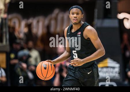 West Lafayette, Indiana, Stati Uniti. 2 marzo 2024. La Michigan State Spartans Guard tre HOLLOMAN (5) porta la palla sul pavimento durante la partita di basket NCAA menÃs tra i Michigan State Spartans e i Purdue Boilermakers, sabato 2 marzo 2024, alla Mackey Arena di West Lafayette, Ind (Credit Image: © David Wegiel/ZUMA Press Wire) SOLO PER USO EDITORIALE! Non per USO commerciale! Foto Stock