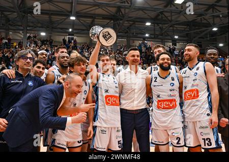 Napoli, Italia. 3 marzo 2024. Il Team GE.vi Napoli Basket mostra che la Coppa Italia ha vinto la finale altezza 2024 durante la serie A del match del Campionato italiano di pallacanestro LBA GE.vi Napoli vs Nutribullet Trevio al PalaBarbuto - Napoli (Na), 3 marzo 2024 Credit: Independent Photo Agency/Alamy Live News Foto Stock