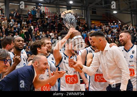 Napoli, Italia. 3 marzo 2024. Il Team GE.vi Napoli Basket mostra che la Coppa Italia ha vinto la finale altezza 2024 durante la serie A del match del Campionato italiano di pallacanestro LBA GE.vi Napoli vs Nutribullet Trevio al PalaBarbuto - Napoli (Na), 3 marzo 2024 Credit: Independent Photo Agency/Alamy Live News Foto Stock