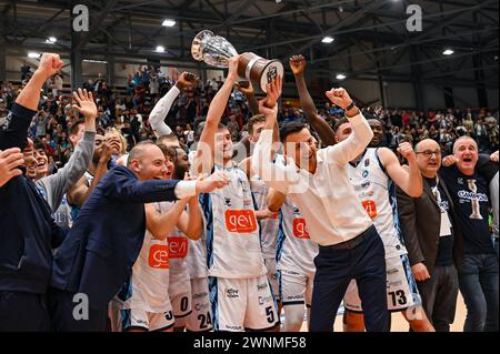 Napoli, Italia. 3 marzo 2024. Il Team GE.vi Napoli Basket mostra che la Coppa Italia ha vinto la finale altezza 2024 durante la serie A del match del Campionato italiano di pallacanestro LBA GE.vi Napoli vs Nutribullet Trevio al PalaBarbuto - Napoli (Na), 3 marzo 2024 Credit: Independent Photo Agency/Alamy Live News Foto Stock