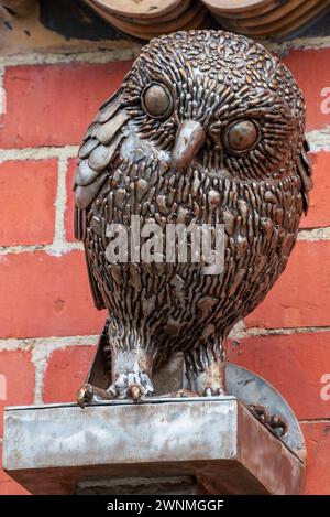 La statua di un gufo sul sentiero delle statue di Prescot, sede del teatro Shakespeare North. Parte delle streghe cantano dal Macbeth di Shakespeare. Foto Stock