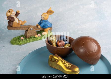 Uovo di Pasqua a forma di pallone da calcio ripieno di piccoli cioccolatini assortiti 3. Foto Stock