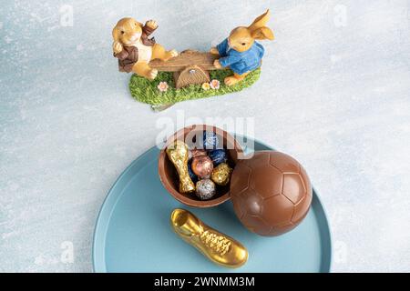 Uovo di Pasqua a forma di pallone da calcio ripieno di piccoli cioccolatini assortiti 6. Foto Stock