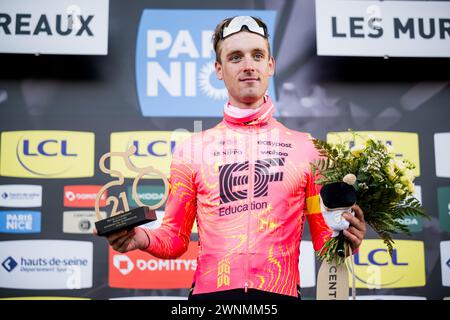 Les Mureaux, Francia. 3 marzo 2024. Il tedesco Jonas Rutsch di EF Education-EasyPost festeggia sul podio per il prezzo combattivo nella prima tappa della gara ciclistica Parigi-Nizza di otto giorni, da e per Les Mureaux (157 km), domenica 03 marzo 2024. BELGA PHOTO JASPER JACOBS credito: Belga News Agency/Alamy Live News Foto Stock