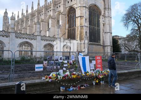 Memoriale improvvisato al leader dell'opposizione russa Alexei Navalny presso il Kings College di Cambridge, Regno Unito Foto Stock