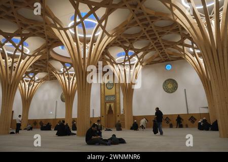 Musulmani nella moderna moschea centrale di Cambridge, Cambridge, Regno Unito Foto Stock