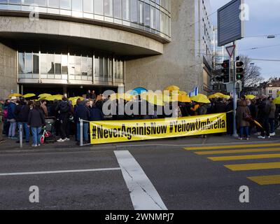 Zurigo, Svizzera, Old Stock Exchange, 3 marzo, 2024. Veglia per l'ebreo pugnalato e gravemente ferito ieri da un adolescente di 15 anni nel centro di Zurigo. I circa 300 partecipanti sono arrivati con striscioni e ombrelli NeverAgainIsNow. Crediti: Walter Gilgen crediti: Walter Gilgen/Alamy Live News Foto Stock