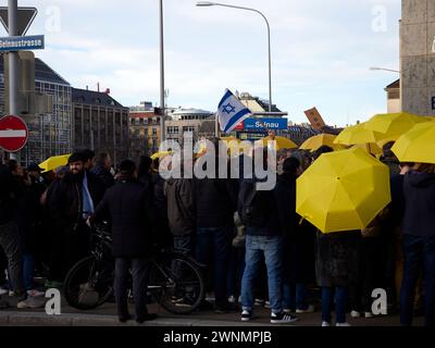 Zurigo, Svizzera, Old Stock Exchange, 3 marzo, 2024. Veglia per l'ebreo pugnalato e gravemente ferito ieri da un adolescente di 15 anni nel centro di Zurigo. I circa 300 partecipanti sono arrivati con striscioni e ombrelli NeverAgainIsNow. Crediti: Walter Gilgen crediti: Walter Gilgen/Alamy Live News Foto Stock