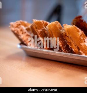 Waffle in polvere serviti in un ristorante Foto Stock