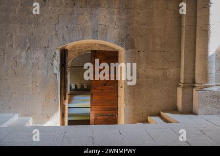 Foto di una porta tra le stanze in una chiesa molto antica in Provenza Foto Stock