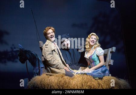 l-r: Hadley Fraser (Frederick Frankenstein), Ross Noble (Igor), Summer Strallen (Inga) nel GIOVANE FRANKENSTEIN al Garrick Theatre, Londra WC2 10/10/2017 libro, musica e testi di Mel Brooks Set design: Beowulf Boritt costumi: William Ivey parrucche lunghe e capelli: Paul Huntley illuminazione: Ben Cracknell regia e coreografia: Susan Stroman Foto Stock