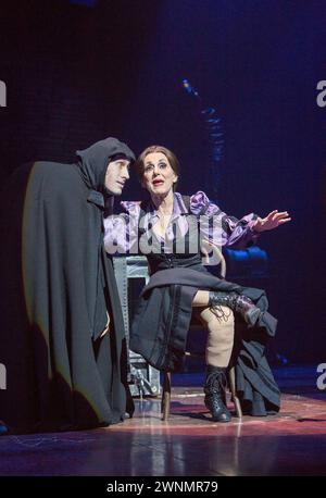 Ross Noble (Igor), Lesley Joseph (Frau Blucher) in YOUNG FRANKENSTEIN at the Garrick Theatre, London WC2 10/10/2017 libro, musica e testi di Mel Brooks Set design: Beowulf Boritt costumi: William Ivey parrucche lunghe e capelli: Paul Huntley illuminazione: Ben Cracknell regia e coreografia: Susan Stroman Foto Stock