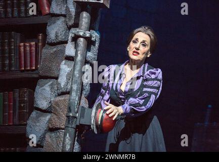 Lesley Joseph (Frau Blucher) in YOUNG FRANKENSTEIN at the Garrick Theatre, London WC2 10/10/2017 libro, musica e testi di Mel Brooks Set design: Beowulf Boritt Costumes: William Ivey Long parrucche & capelli: Paul Huntley illuminazione: Ben Cracknell regia & coreografia: Susan Stroman Foto Stock