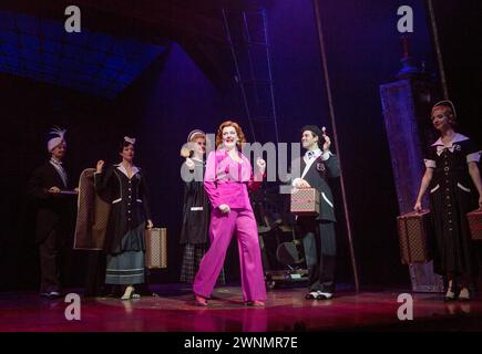 Dianne Pilkington (Elizabeth) in YOUNG FRANKENSTEIN at the Garrick Theatre, London WC2 10/10/2017 libro, musica e testi di Mel Brooks Set design: Beowulf Boritt Costumes: William Ivey Long parrucche & hair: Paul Huntley illuminazione: Ben Cracknell regia & coreografia: Susan Stroman Foto Stock