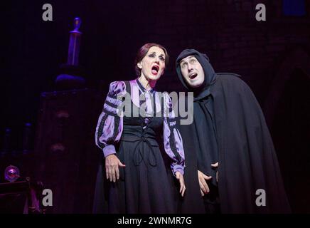 Lesley Joseph (Frau Blucher), Ross Noble (Igor) in YOUNG FRANKENSTEIN at the Garrick Theatre, London WC2 10/10/2017 libro, musica e testi di Mel Brooks Set design: Beowulf Boritt costumi: William Ivey parrucche lunghe e capelli: Paul Huntley illuminazione: Ben Cracknell regia e coreografia: Susan Stroman Foto Stock