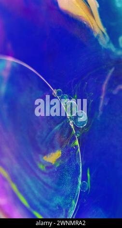 Bolle di gel colorano nebbia acqua acqua blu olio fluido Foto Stock