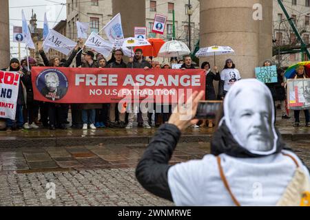 Milano, Italia. 3 marzo 2024. Foto Marco Cremonesi/LaPresse 03-03-2024 Milano - Darsena, P.za XXIV maggio presidio 'unica soluzione: No estradizione! Libera Julian Assange!" Foto Marco Cremonesi/LaPresse 03-03-2024 Milano - Darsena, P.za XXIV maggio Presidio 'l'unica soluzione: Nessuna estradizione! Libera Julian Assange!" Crediti: LaPresse/Alamy Live News Foto Stock