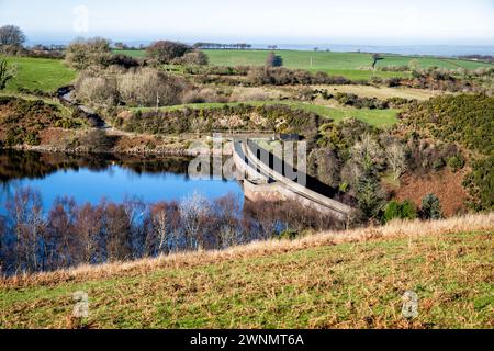 Veduta del Meldon Reservoir e della diga di Meldon (1972) da Longstone Hill, Dartmoor National Park, Devon, Inghilterra, Regno Unito. Foto Stock
