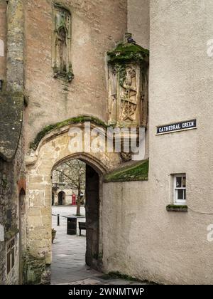 Il Porch senza penniless è un punto di accesso dalla piazza del mercato alla Cathedral Green di Wells, Somerset, Inghilterra. Foto Stock