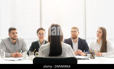 I manager delle risorse umane avente il colloquio di lavoro con il candidato di sesso femminile Foto Stock