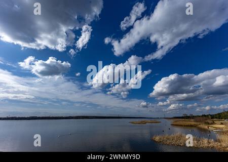 Serbatoio d'acqua a Poraj in primavera su un lago in Polonia Foto Stock