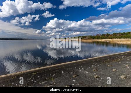 Serbatoio d'acqua a Poraj in primavera su un lago in Polonia Foto Stock