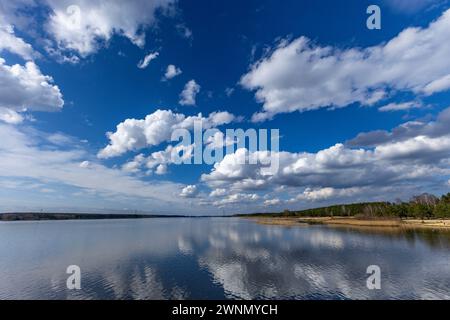 Serbatoio d'acqua a Poraj in primavera su un lago in Polonia Foto Stock