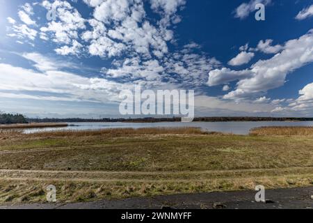 Serbatoio d'acqua a Poraj in primavera su un lago in Polonia Foto Stock