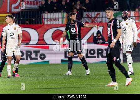 Pablo Marì gesta durante la partita di serie A tra AC Monza e AS Roma allo U-Power Stadium di Monza, Italia, il 2 marzo 2024 Foto Stock