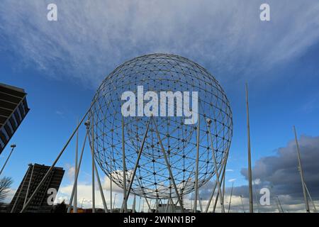 Struttura simbolica chiamata RISE di Wolfgang Buttress alla rotatoria di Broadway a Belfast Foto Stock