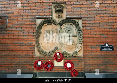 Memoriale di guerra in pietra scolpita a Sandy Row che è stato conservato dalla Ulster Brewing Company a Belfast Foto Stock