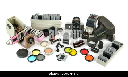 Il retro della fotocamera e proiettore per diapositive con accessori isolati su sfondo bianco.vista superiore Foto Stock