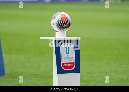 Firenze, Italia. 3 marzo 2024. Firenze, Italia, 3 marzo 2024: Il pallone della partita durante la partita delle semifinali di Coppa Italia femminile tra le donne Fiorentina e Juventus al Parco Viola di Firenze. (Sara Esposito/SPP) credito: SPP Sport Press Photo. /Alamy Live News Foto Stock