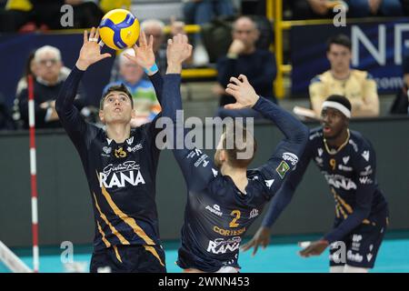 Verona, Italia. 3 marzo 2024. Set di Luca Spirito di Rana Verona durante la partita tra Rana Verona e cucine Lube Civitanova, stagione regolare del Campionato Italiano di pallavolo SuperLega 2023/2024, al Pala AGSM-AIM di Verona il 3 marzo 2024. Credito: Agenzia fotografica indipendente/Alamy Live News Foto Stock