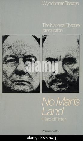 JOHN GIELGUD e RALPH RICHARDSON nella commedia NO MAN'S LAND 1975 il regista PETER HALL interpretano la produzione del Teatro Nazionale HAROLD PINTER originariamente all'Old Vic prima di trasferirsi al Wyndham's Theatre di Londra dal 15 luglio 1975 Foto Stock