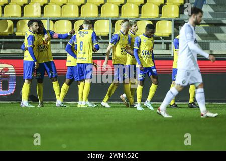 Beveren, Belgio. 3 marzo 2024. I giocatori di Beveren festeggiano dopo aver segnato durante una partita di calcio tra SK Beveren e KV Oostende, domenica 03 marzo 2024 a Beveren, il giorno 24/30 della seconda divisione del campionato belga 'Challenger Pro League' 2023-2024. BELGA FOTO DAVID PINTENS credito: Belga News Agency/Alamy Live News Foto Stock