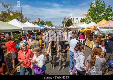 La gente affluisce a Little Italy a San Diego per il loro mercato agricolo settimanale. Foto Stock