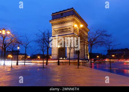 L'Arco di Trionfo in serata piovosa. E' uno dei monumenti piu' famosi di Parigi. Onora coloro che hanno combattuto e sono morti per la Francia. Foto Stock