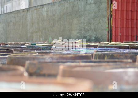Vista dall'alto delle botti di rovere bianco americano, allineate in fila lungo la parete di cemento. Foto Stock