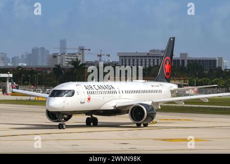 Miami, Florida, USA - 27 gennaio 2024: Airbus A220 jet (registrazione C-GJXV) operato da Air Canada Foto Stock