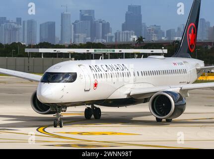 Miami, Florida, USA - 27 gennaio 2024: Airbus A220 jet (registrazione C-GJXV) operato da Air Canada Foto Stock